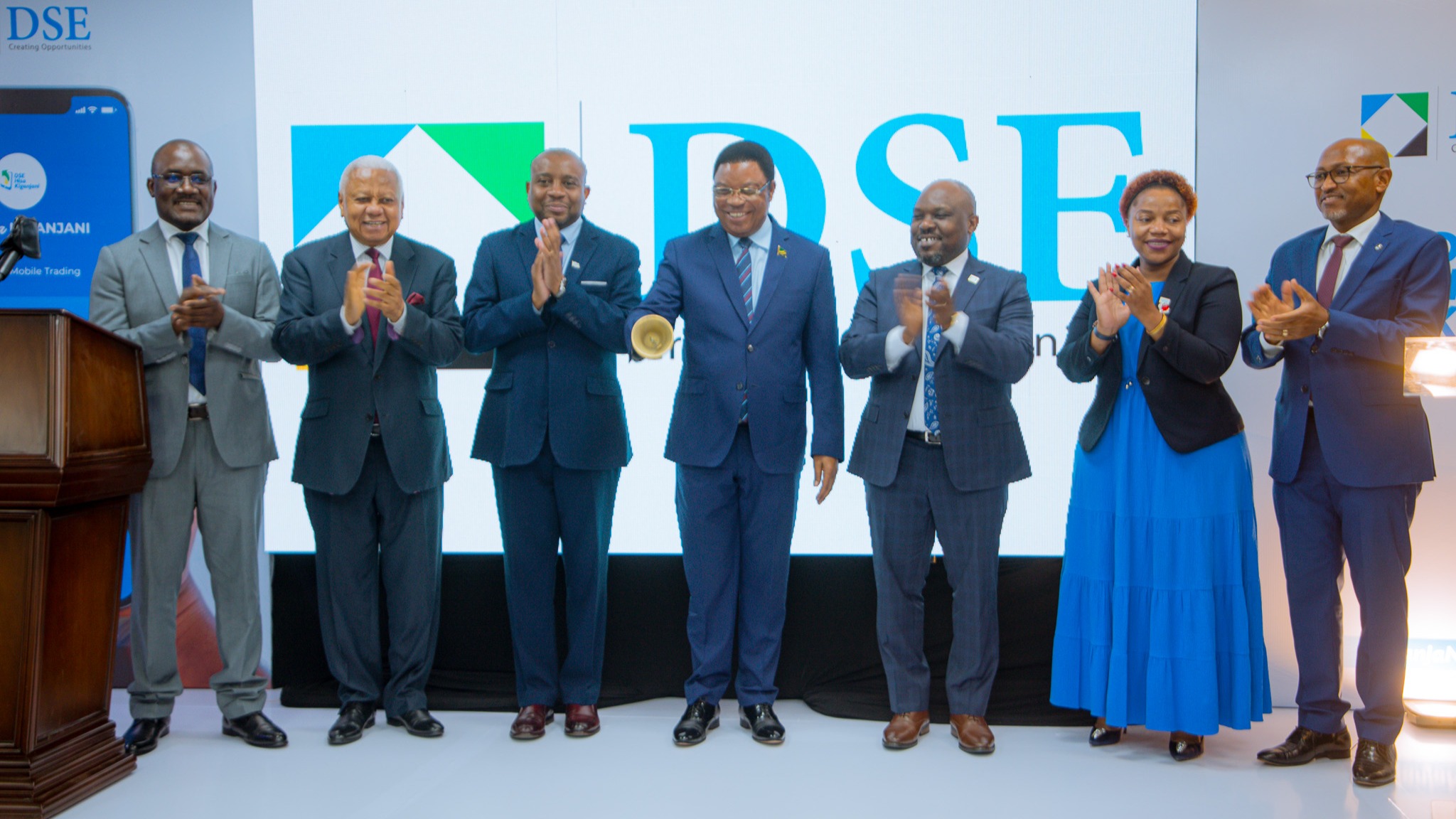 WAZIRI MKUU MAJALIWA AFANYA ZIARA OFISI YA SOKO LA HISA DAR ES SALAAM