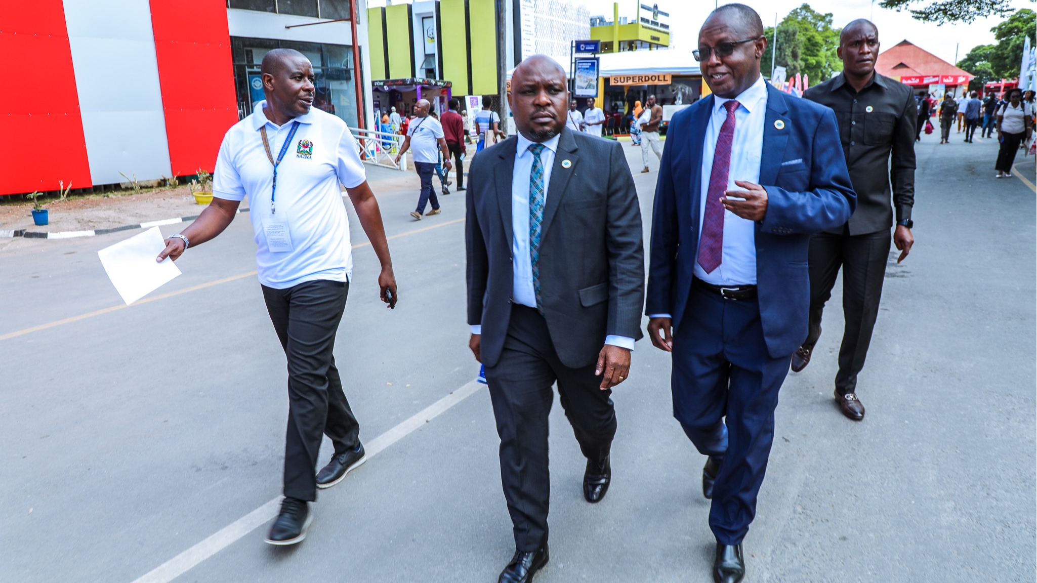 NAIBU KATIBU MKUU, ELIJAH MWANDUMBYA ATEMBELEA BANDA LA WIZARA YA FEDHA SABASABA