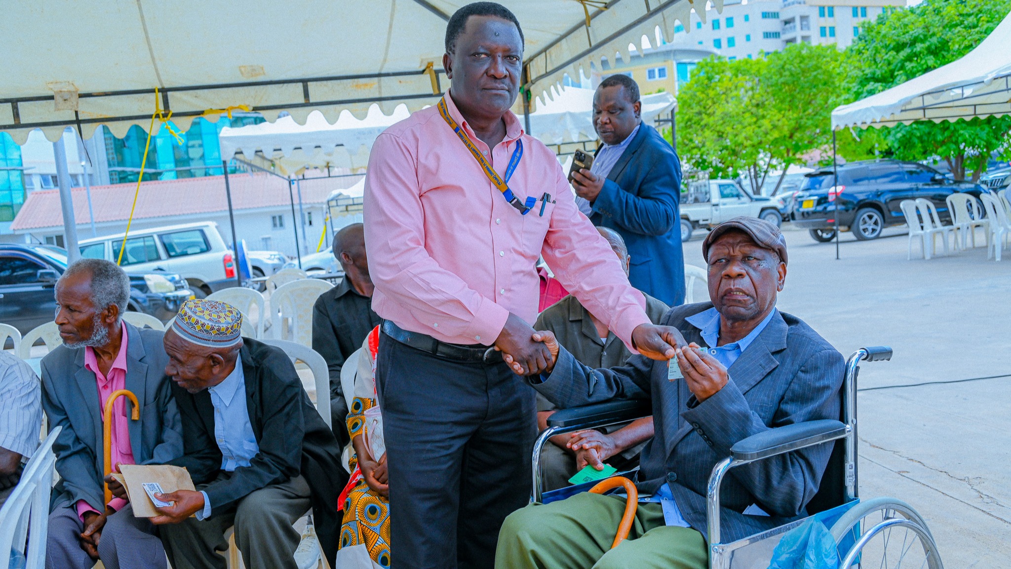 WASTAAFU DODOMA MJINI WANAOLIPWA NA HAZINA WAENDELEA KUPATIWA VITAMBULISHO VYA KIELEKTRONIKI.