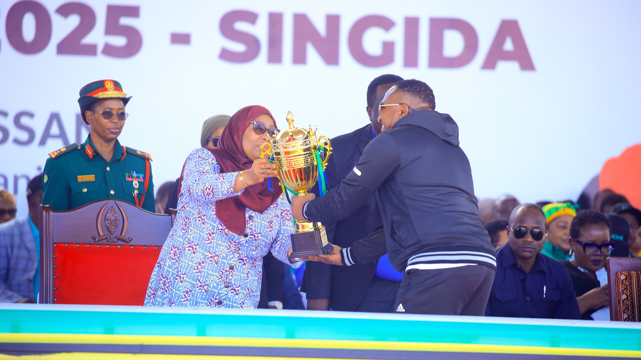 WIZARA FEDHA YAPOKEA TUZO MBILI ZA USHINDI SHEREHE ZA MEI MOSI