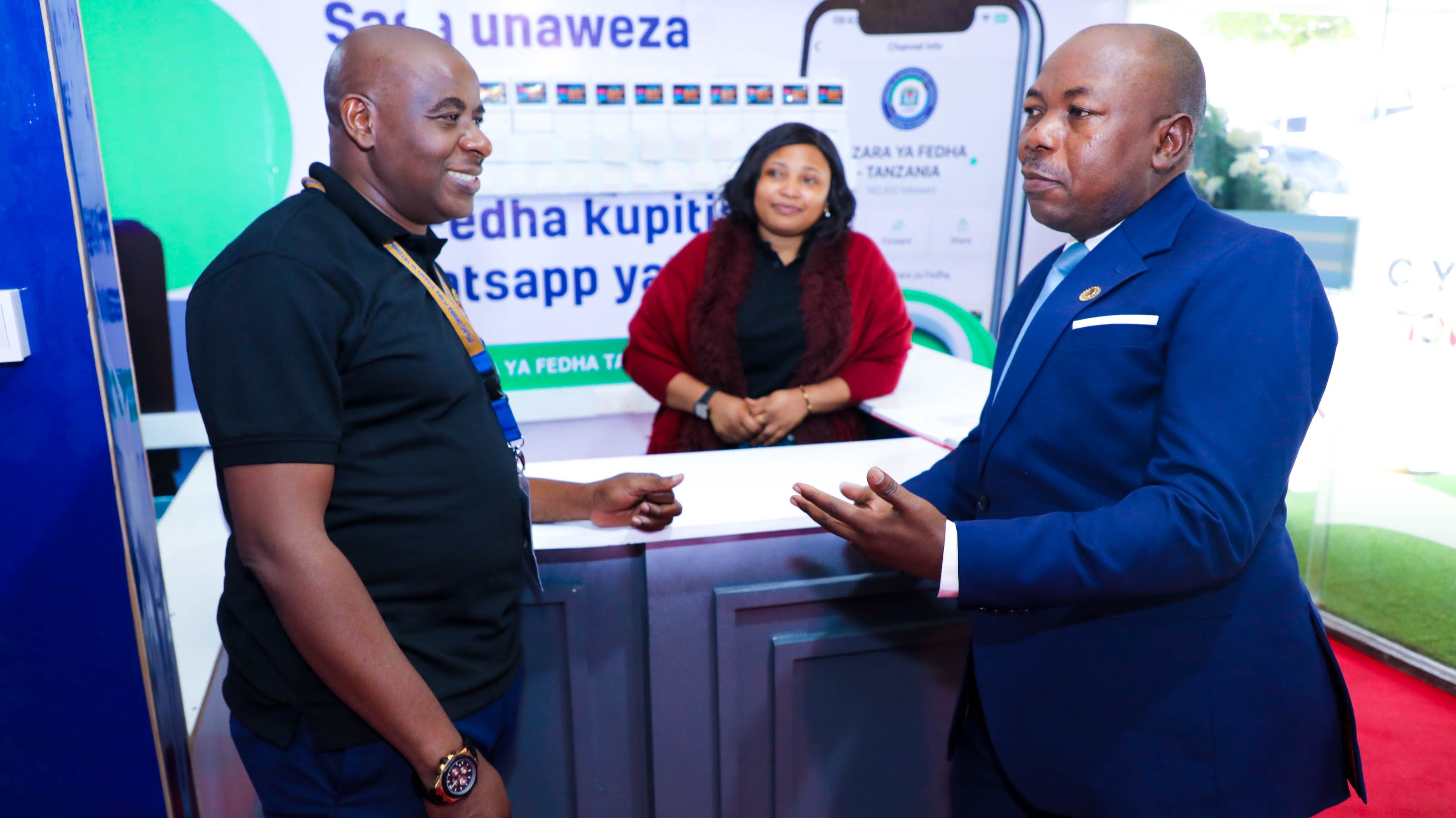 UMAHIRI WA MAAFISA WAWAKOSHA VIONGOZI WALIOTEMBELEA BANDA LA WIZARA YA FEDHA-SABASABA