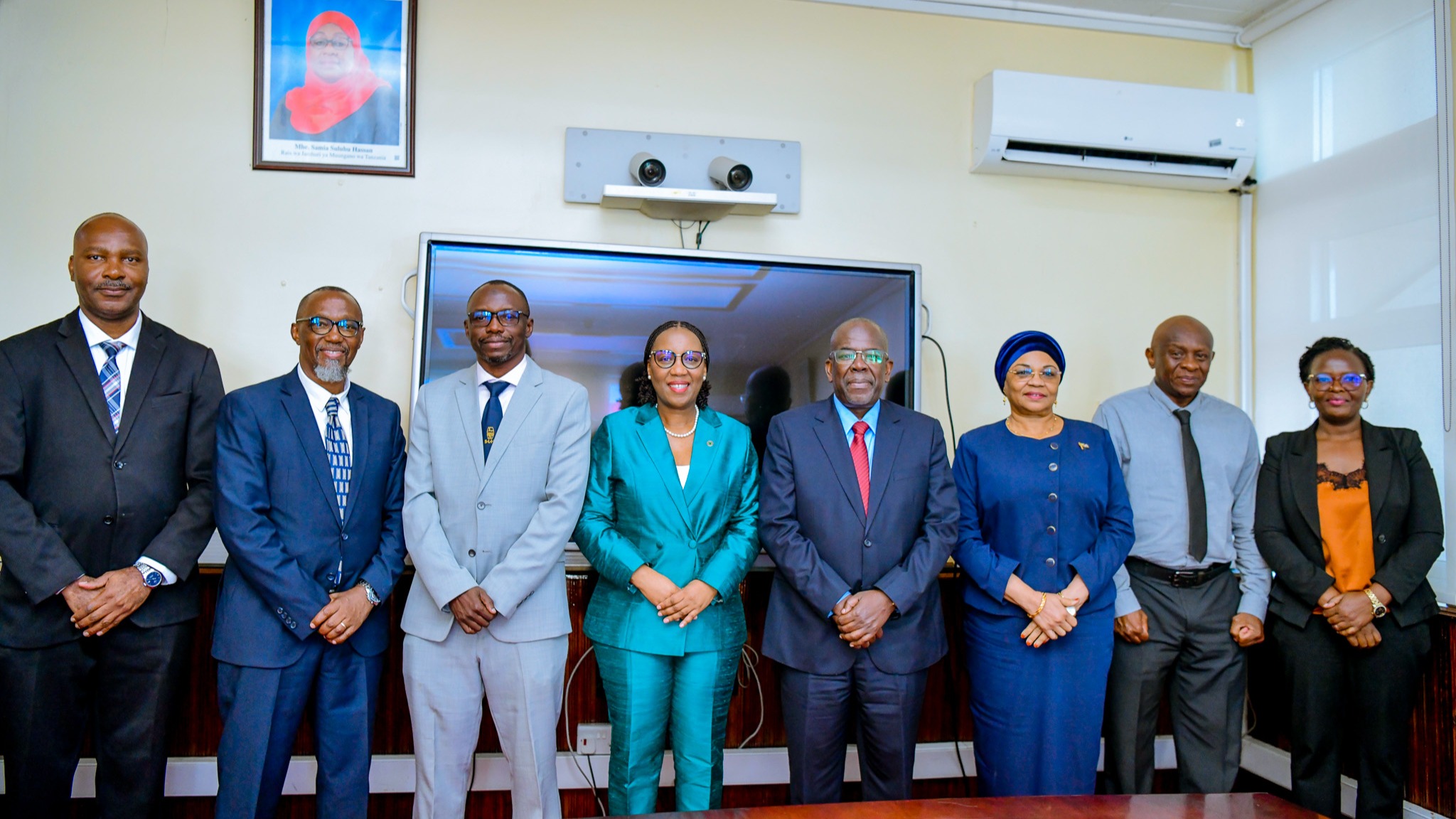 WAZIRI WA FEDHA MHE. BALOZI OMAR ATETA NA UONGOZI WA AfDB.