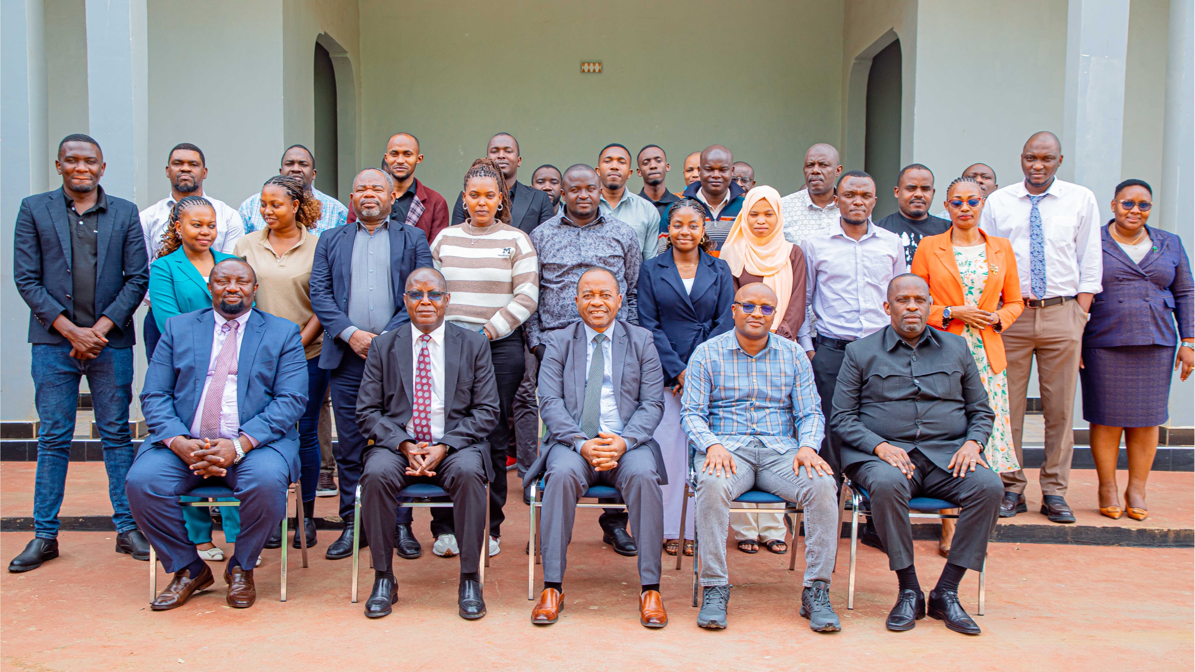 DKT. MWAKIBINGA AWATAKA WANAHABARI KUSAMBAZA ELIMU KWA WANANCHI KUHUSU MNYORORO WA UGAVI