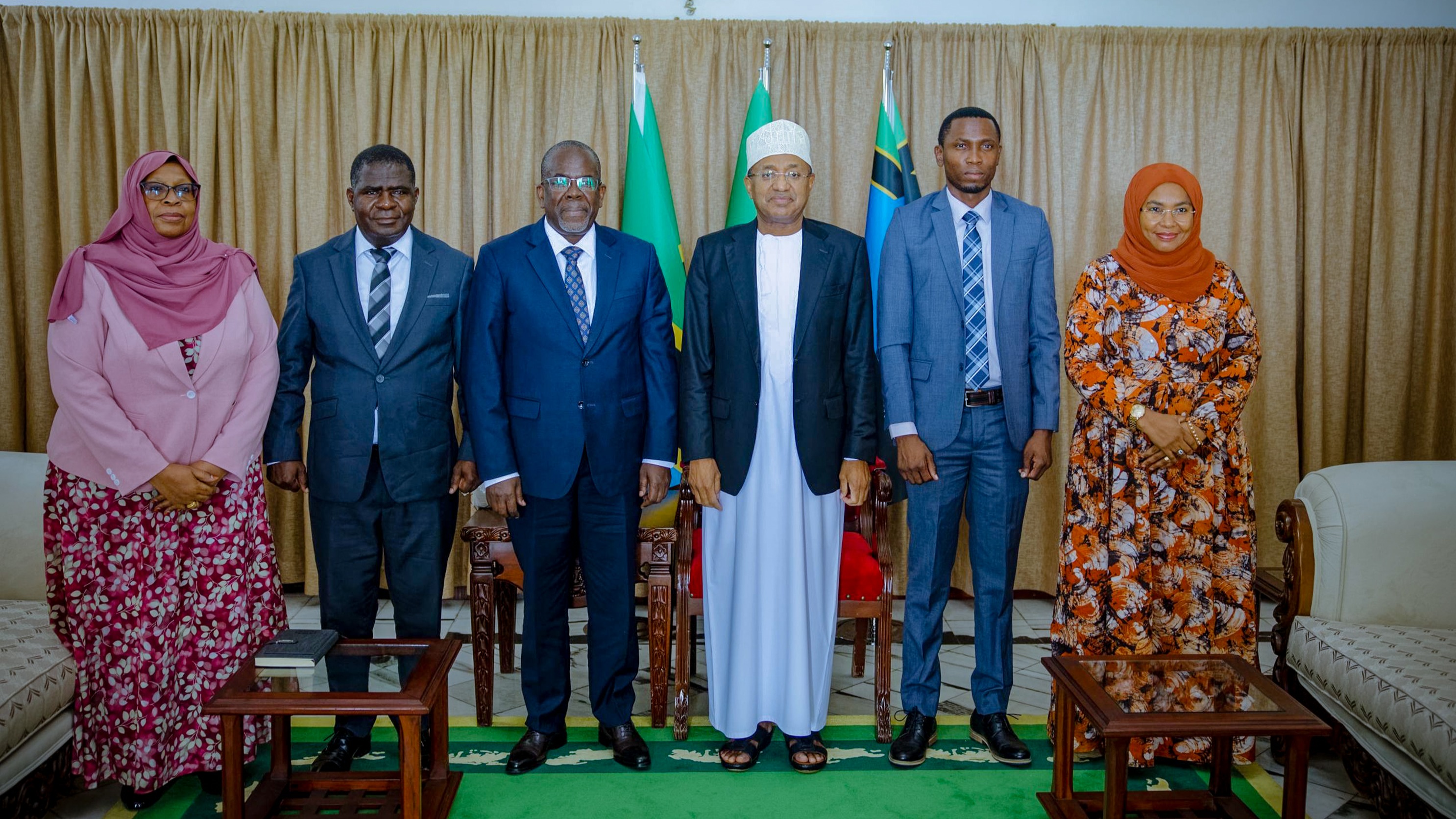 MHE. RAIS DKT. MWINYI AMEKUTANA NA KUFANYA MAZUNGUMZO NA WAZIRI WA FEDHA BALOZI OMAR.