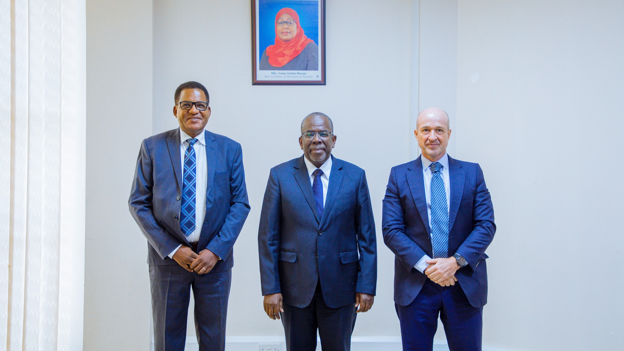 MHE. BALOZI OMAR AZUNGUMZA NA UONGOZI WA TWIGA CEMENT