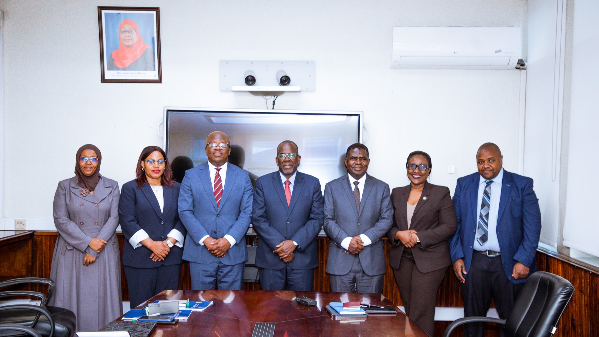 BALOZI OMAR NA MKURUGENZI MPYA WA AFRIEXIM BANK WATETA DAR ES SALAAM