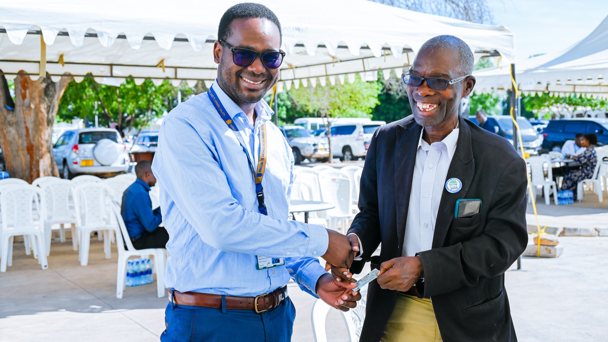 WASTAAFU DODOMA MJINI WANAOLIPWA NA HAZINA WAANZA KUPEWA VITAMBULISHO VYA KIELEKTRONIKI.