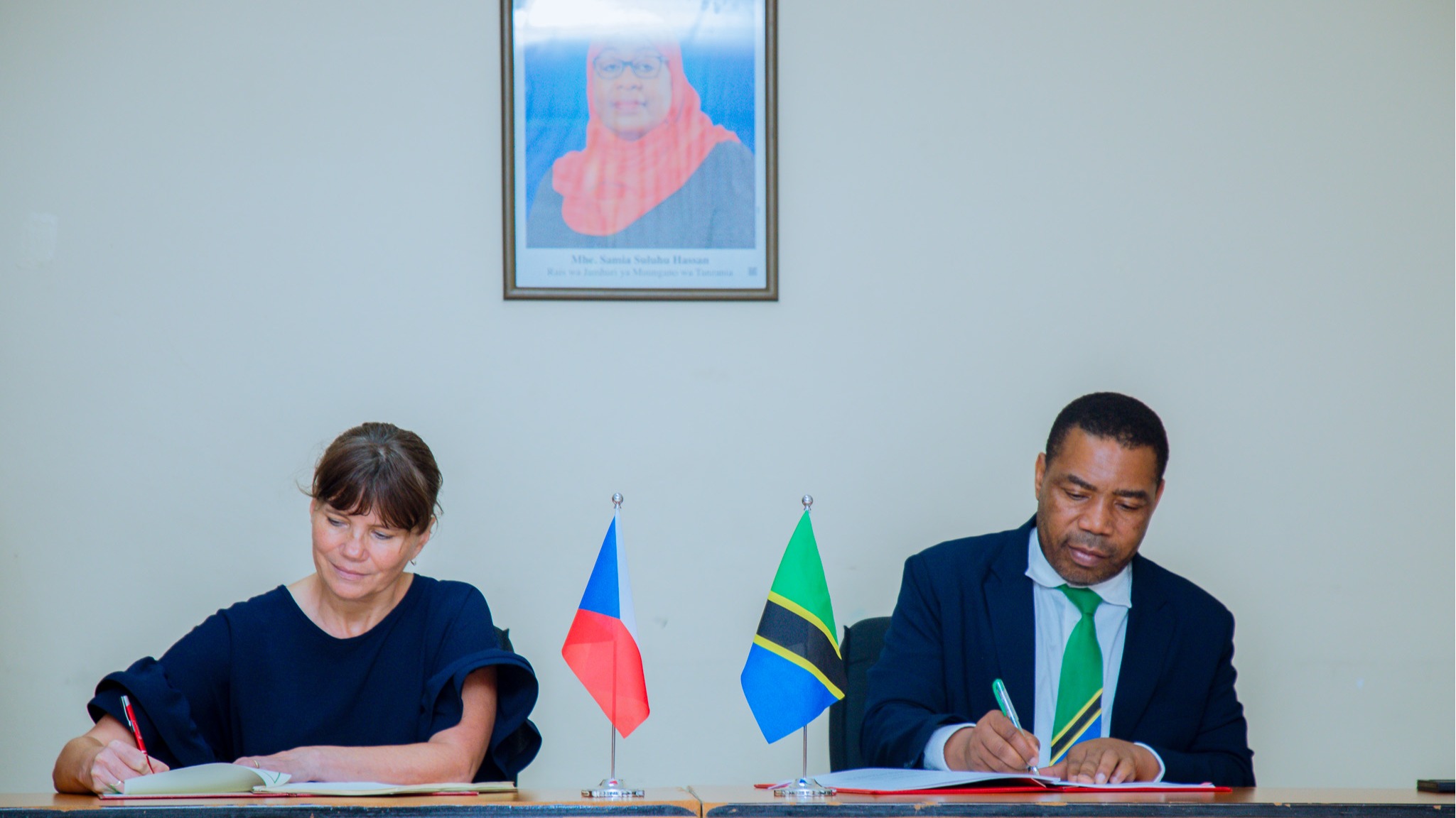TANZANIA NA JAMHURI YA CZECH ZASAINI MKATABA WA KUONDOA UTOZAJI KODI YA MAPATO MARA MBILI NA KUZUIA UKWEPAJI WA KODI