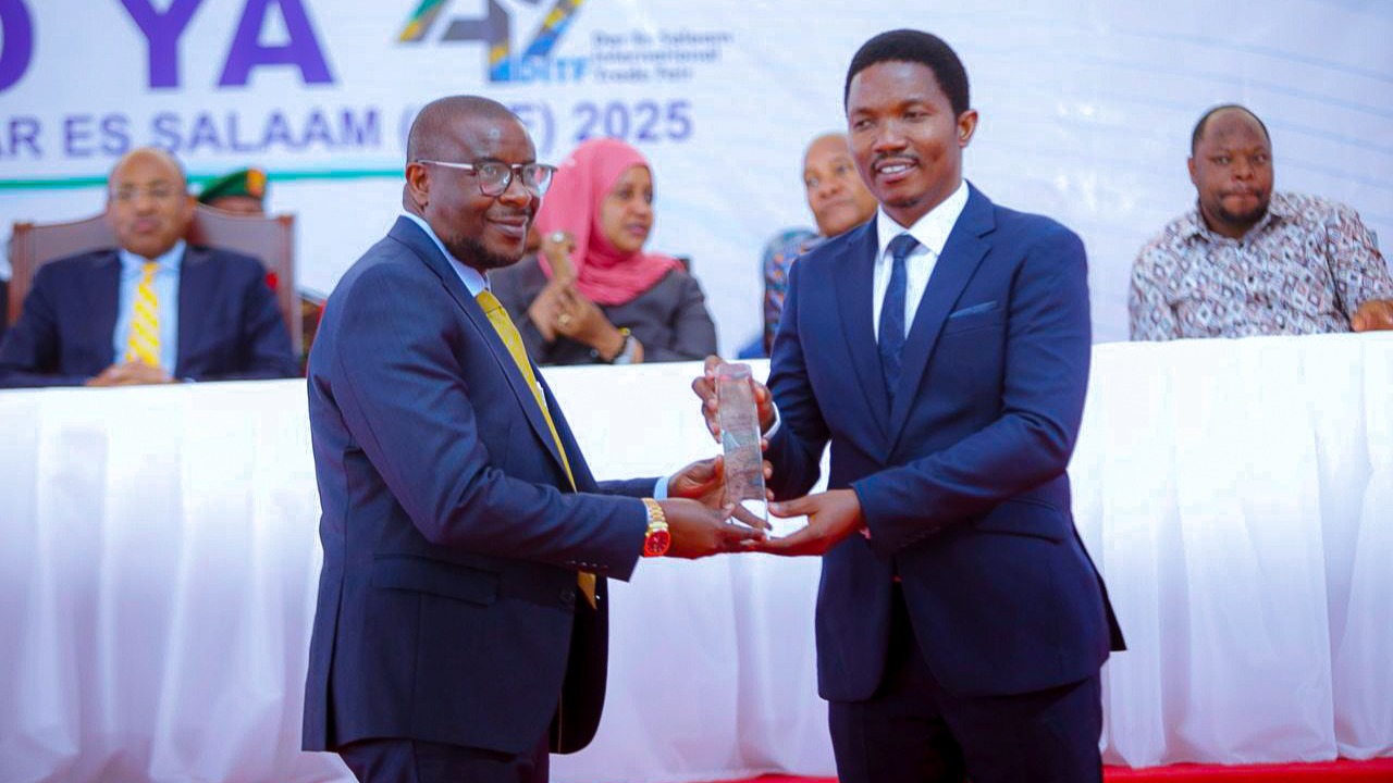 WIZARA YA FEDHA YATWAA TUZO MAONESHO YA 49 YA SABASABA