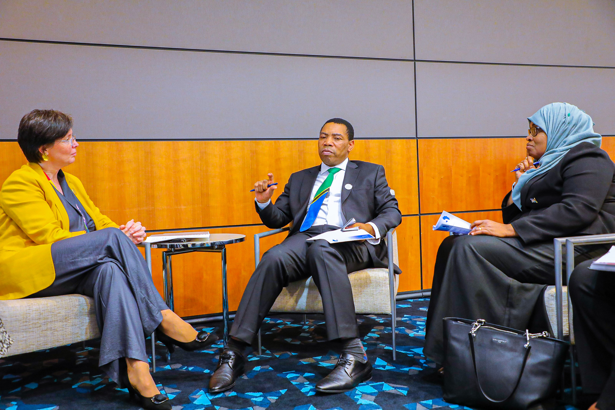 Waziri wa Fedha na Mipango, Mhe. Dkt. Mwigulu Lameck Nchemba (Mb), akizungumza na Naibu Waziri wa Uchumi - Estonia Mhe. Mariin Ratnik walipokutana , mjini Doha nchini Qatar.