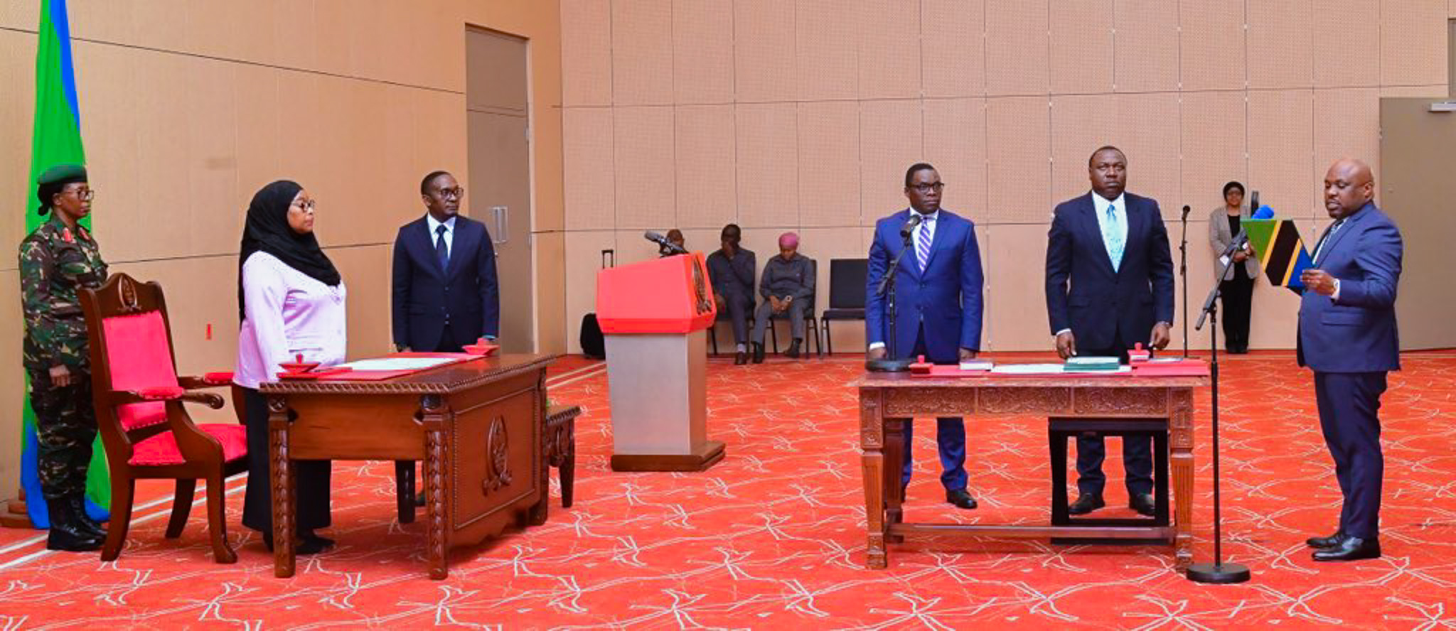Rais wa Jamhuri ya Muungano wa Tanzania Mhe. Samia Suluhu Hassan akimuapisha Bw. Elijah Mwandumbya kuwa Naibu Katibu Mkuu Wizara ya Fedha (Usimamizi na Uchumi), Ikulu Jijini Dar es Salaam