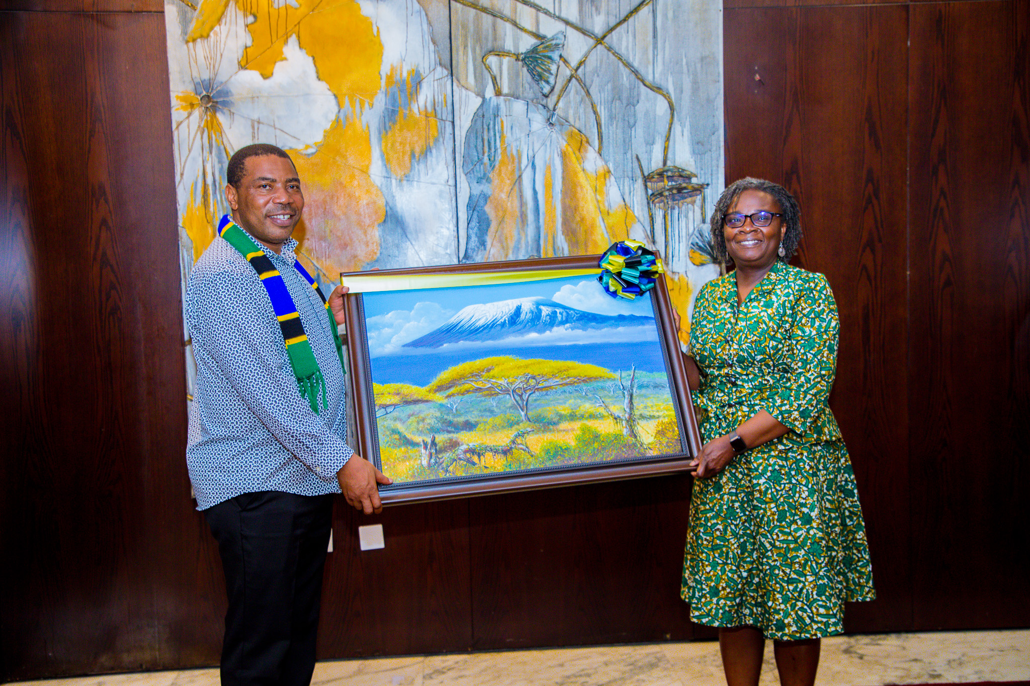 Waziri wa Fedha. Mhe. Dkt. Mwigulu Nchemba (Mb), akimpa zawadi Makamu wa Rais wa Benki ya Dunia, Bi. Victoria Kwakwa, anayekaribia kumaliza muda wake.