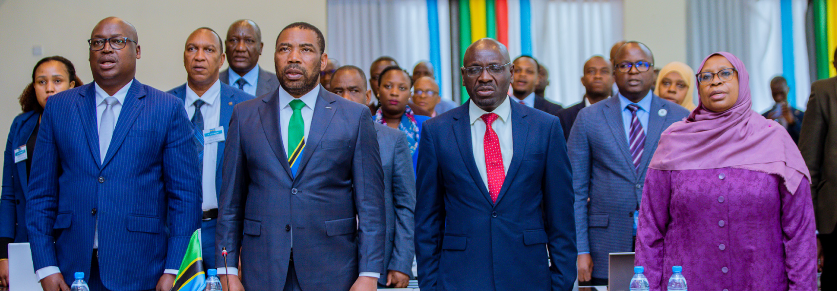 Waziri wa Fedha, Mhe. Dkt. Mwigulu Lameck Nchemba Madelu (Mb) (wa pili kushoto), akiimba wimbo wa Jumuiya ya Afrika Mashariki, wakati wa Mkutano wa Kwanza wa Dharura wa Baraza la Kisekta la Mawaziri Wanaosimamia Masuala ya Fedha na Uchumi (SCFEA) wa Jumuiya ya Afrika Mashariki (EAC),