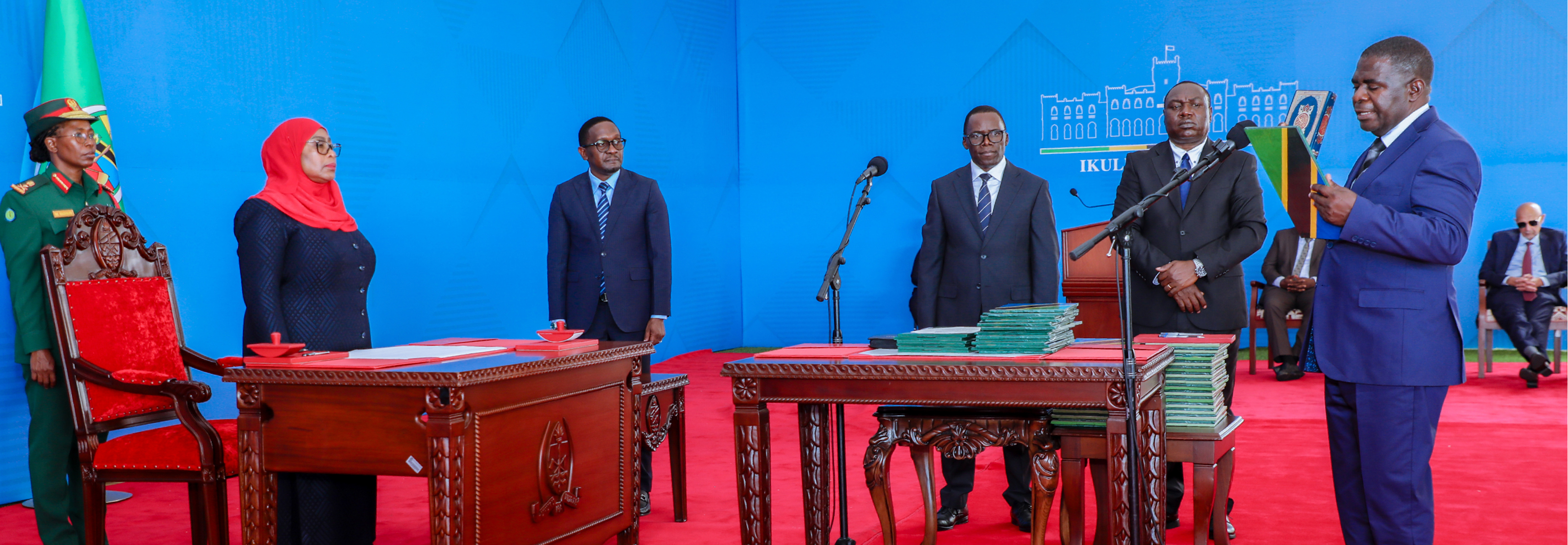 Naibu Waziri wa Fedha Mhe. Mhandisi Mshamu Ali Munde (Mb), akila kiapo mbele ya Rais wa Jamhuri ya Muungano wa Tanzania, Mhe. Dkt. Samia Suluhu Hassan, baada ya kuteuliwa kuwa Naibu Waziri wa Fedha wa Jamhuri ya Muungano wa Tanzania, katika hafla iliyofanyika Ikulu, Chamwino, Dodoma.