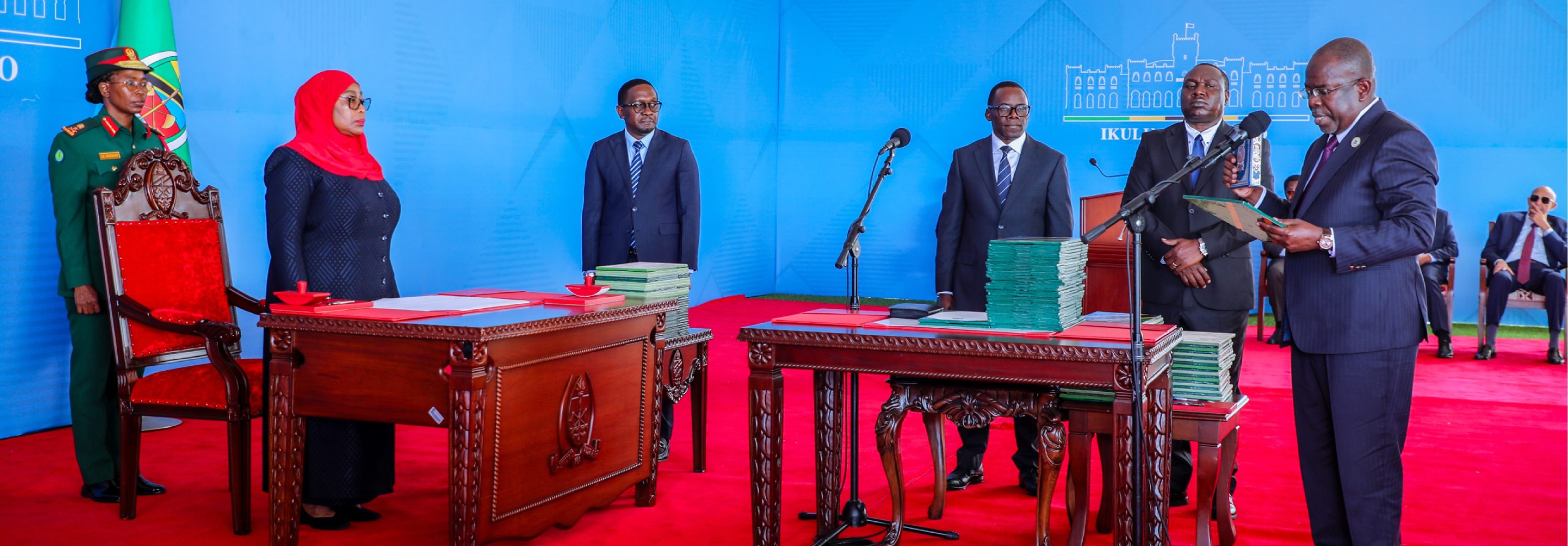 Waziri wa Fedha Mhe. Balozi Khamis Mussa Omar (Mb), akila kiapo mbele ya Rais wa Jamhuri ya Muungano wa Tanzania, Mhe. Dkt. Samia Suluhu Hassan, baada ya kuteuliwa kuwa Waziri wa Fedha wa Jamhuri ya Muungano wa Tanzania, katika hafla iliyofanyika Ikulu, Chamwino, Dodoma.